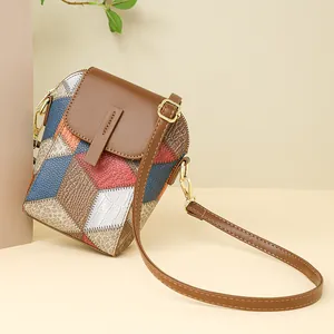 Umhängetasche aus Leder-Patchwork mit Krokoprägung und verstellbarem Gurt
