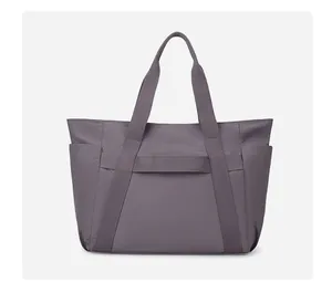 Vista posteriore dettagliata della borsa in nylon impermeabile con fascia per trolley