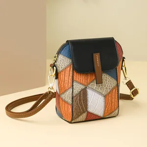Damen Umhängetasche in Patchwork-Optik mit Krokoprägung und goldenen Metallelementen
