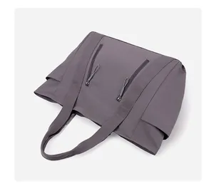 Dettagli del tessuto in nylon grigio fumo resistente all'acqua e doppie tasche con zip
