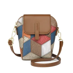 Umhängetasche aus weichem Leder in Patchwork-Optik mit Vintage-Klappe und Gold-Details