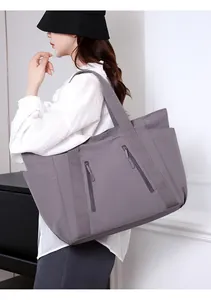 Vista dettagliata della borsa tote in nylon impermeabile con tasche verticali con zip