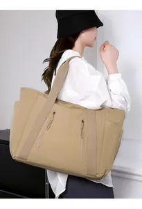 Dettaglio della borsa tote in nylon kaki impermeabile con tasche verticali a zip