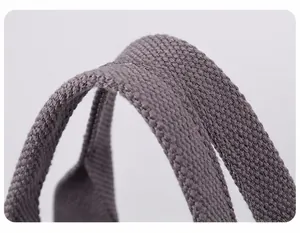 Dettaglio del manico in nylon grigio-viola con trama a saia di alta qualità
