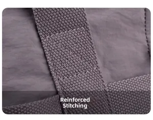 Macro delle cuciture rinforzate e della trama in nylon su una borsa tote viola
