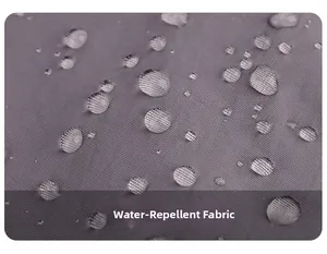 Dettaglio del tessuto in nylon idrorepellente con gocce d'acqua su borsa grigia