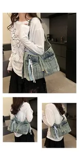 Gros plan du sac en denim bleu délavé avec poches vintage et cordon tressé