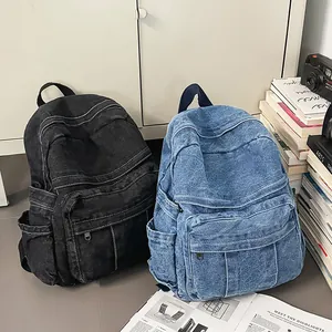 Detalle de mochilas de mezclilla lavada en negro y azul con bolsillos de almacenamiento