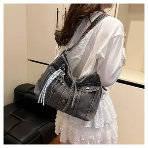 Détail du cabas vintage en denim gris foncé avec poches cargo et accessoires en métal