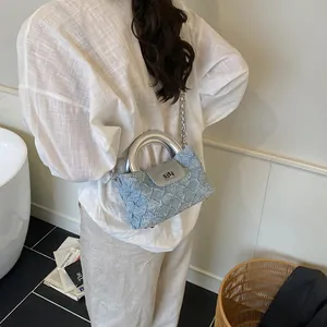 Hellblaue gesteppte Eimertasche mit silberner Kette in einer Lifestyle-Innenaufnahme
