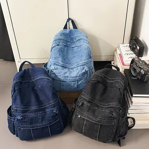 Detalle de tres mochilas de mezclilla lavada en azul oscuro, azul claro y gris carbón