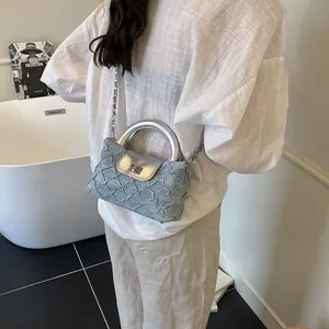 Gesteppte hellblaue Damenhandtasche mit silbernem Griff und Kettenriemen