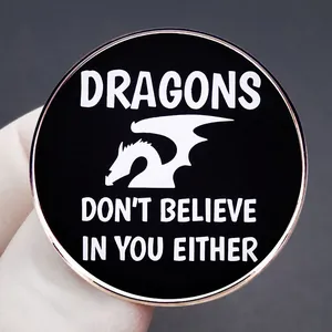 Schwarz-weißer Dungeons & Dragons Emaille-Pin mit Drachen und witzigem Spruch