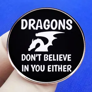 Schwarze Emaille-DND-Drachenbrosche mit dem Spruch 'Dragons don't believe in you either'