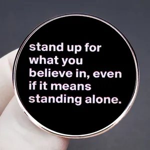 Broche en émail avec citation 'Stand up for what you believe in' en or rose fini