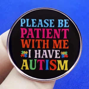 Badge autisme avec motif de puzzle arc-en-ciel et message de sensibilisation