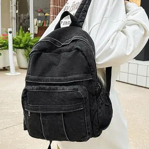 Mochila de mezclilla negra lavada estilo japonés con costuras blancas en contraste