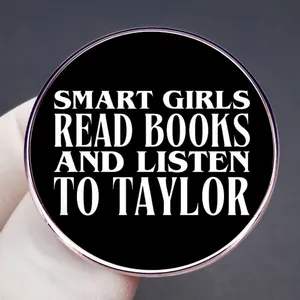 Spilla rotonda Smart Girls Read Books Taylor Swift tenuta in mano per dimensione