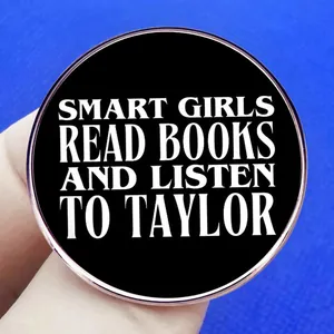 Spilla rotonda Smart Girls Read Books and Listen to Taylor con sfondo nero