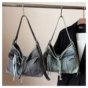 Détails des sacs fourre-tout en denim gris et bleu avec poches vintage et breloques