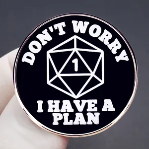 Spilla in smalto con dado d20 e scritta Don't Worry I Have A Plan per amanti del gioco