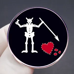 Spilla smaltata bandiera pirata Blackbeard con scheletro e cuore rosso su metallo