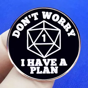Spilla d20 in smalto con scritta I Have A Plan e finitura in oro rosa per fan di RPG