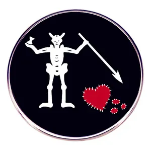 Spilla in Smalto Bandiera Pirata Blackbeard Tonda Lega di Zinco Scheletro Teschio Clessidra Lancia Cuore Spilla Distintivo Per Zaino Giacca Gioielli Unisex