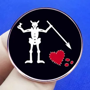Spilla smaltata bandiera pirata Barbanera con scheletro e cuore in finitura oro rosa