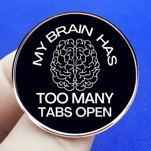 Καρφίτσα My Brain Has Too Many Tabs Open με φινίρισμα ροζ χρυσού σε μπλε φόντο
