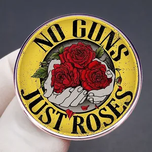 Spilla Guns N' Roses No Guns Just Roses con rose rosse su fondo giallo metallico