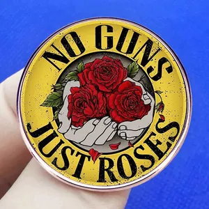 Spilla stile Guns N' Roses con testo 'No Guns Just Roses' e grafica con rose rosse