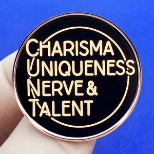Emaille broche met Charisma Uniqueness Nerve and Talent tekst in goud en zwart