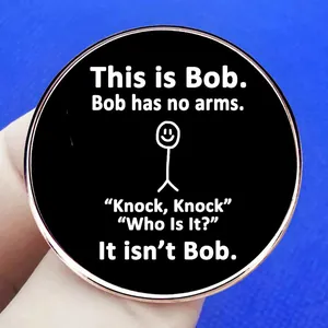 Broche Bob avec texte humoristique sur épingle en émail noir et bordure métallique rose