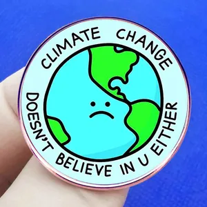 Emaille-Anstecknadel Klimawandel glaubt nicht an dich mit Cartoon-Erde auf Stoff