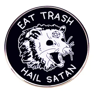 Épingle Émaillée Opossum Eat Trash Hail Satan Humour Noir Goth Drôle Broche Animal Insigne en Métal Alliage de Zinc pour Vêtements Sac à Dos