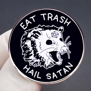 Épingle en émail drôle d'opossum avec texte Eat Trash Hail Satan au style humour noir