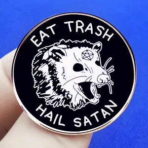 Pin's en émail opossum noir et blanc avec texte Eat Trash Hail Satan sur fond bleu