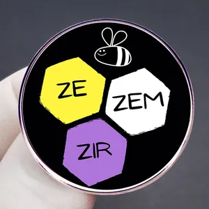 Καρφίτσα μέλισσα με αντωνυμίες ZE ZEM ZIR και χρώματα non-binary σημαίας σε μαύρο φόντο