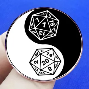 Yin Yang D20 Emaille-Anstecknadel mit roségoldenem Metallrand auf blauem Hintergrund