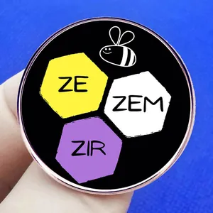 Στρογγυλή καρφίτσα μέλισσα με αντωνυμίες ZE ZEM ZIR και κίτρινο σχέδιο κερήθρας