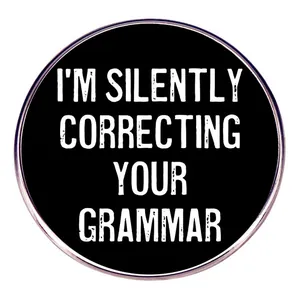 Αστεία στρογγυλή καρφίτσα 'I'M SILENTLY CORRECTING YOUR GRAMMAR' με μαύρο φόντο