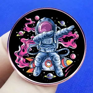 Badge astronaute sur fusée en émail avec motif galaxie et planète Saturne