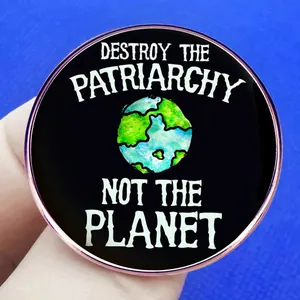 Broche féministe en émail avec motif terre et texte Destroy the Patriarchy Not the Planet