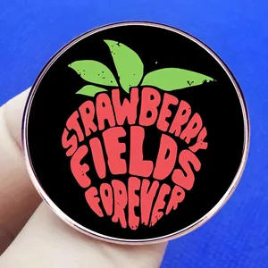 Spilla smaltata Strawberry Fields Forever con fragola rossa su uno sfondo blu acceso