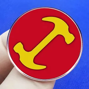 Pin's Stonecutters Homer Simpson avec marteaux croisés sur fond rouge et jaune vif