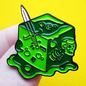 Grüne Gelatinous Cube Emaille-Anstecknadel mit D20-Würfel und Schwert für RPG-Fans