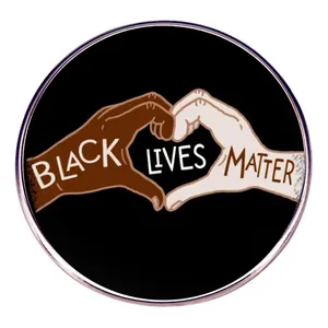 Black Lives Matter Καρφίτσα Σμάλτου Μεταλλικό Σήμα Στρογγυλό Καρδιά Χειρονομία Ισότητα Κοσμήματα Αξεσουάρ για Άνδρες Γυναίκες