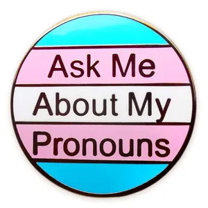 Spilla Rotonda in Smalto Ask Me About My Pronouns Bandiera Transgender a Strisce Distintivo in Metallo Gioiello Unisex Accessorio Moda