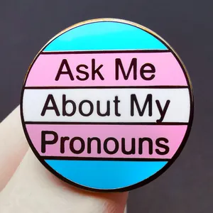 Spilla in smalto bandiera Transgender Pride con testo Ask Me About My Pronouns